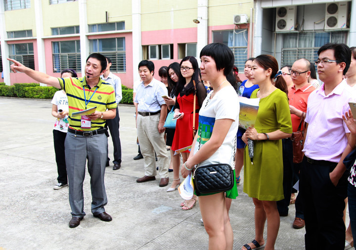 學(xué)校副校長王開利正為市民介紹創(chuàng)客實踐室