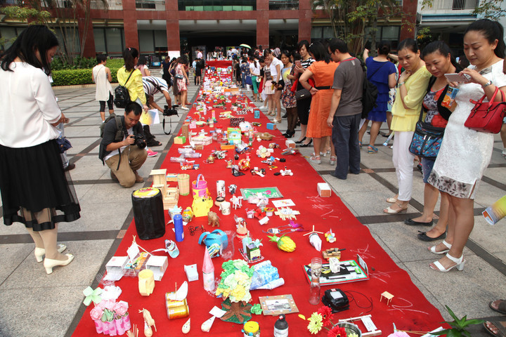 市民參觀學(xué)生的創(chuàng)意作品展示長廊