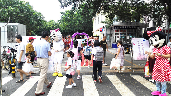 喜迎新老同學(xué)返校，樂(lè)繪美好教育藍(lán)圖,開(kāi)學(xué)歡迎禮別具特色