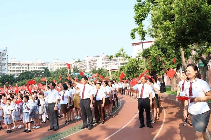 舉行主題升旗儀式，弘揚(yáng)愛國主義精神